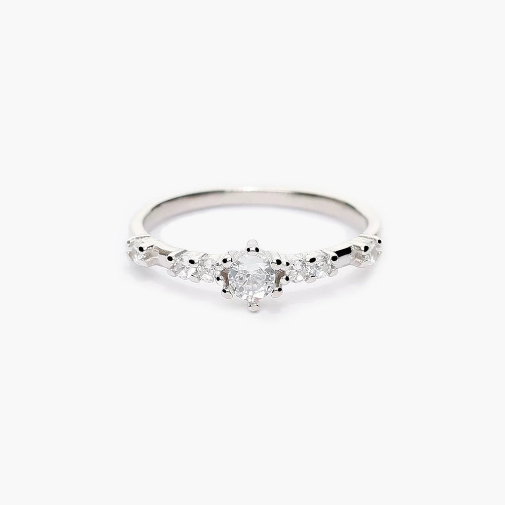 Elegante Anillo con Piedras