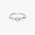 Elegante Anillo con Piedras