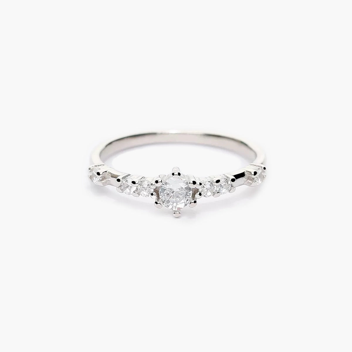 Elegante Anillo con Piedras
