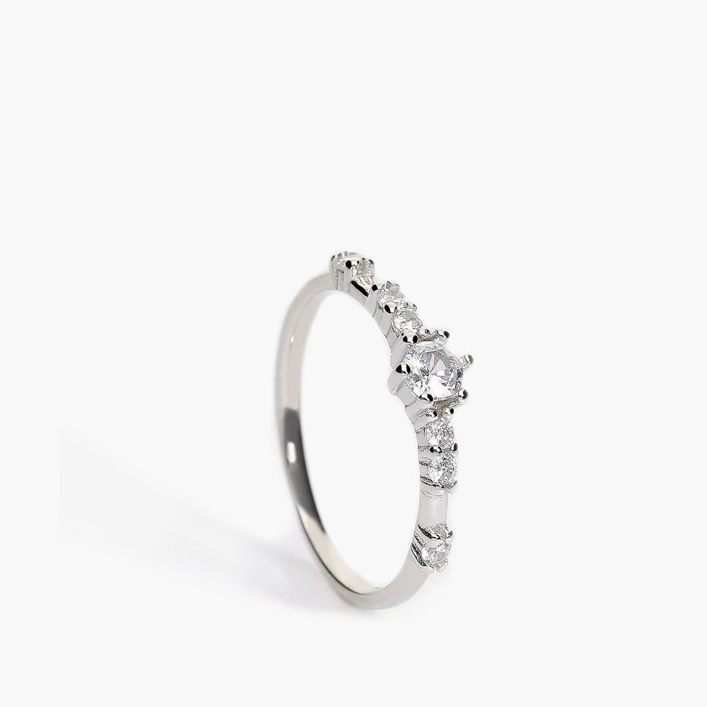 Elegante Anillo con Piedras
