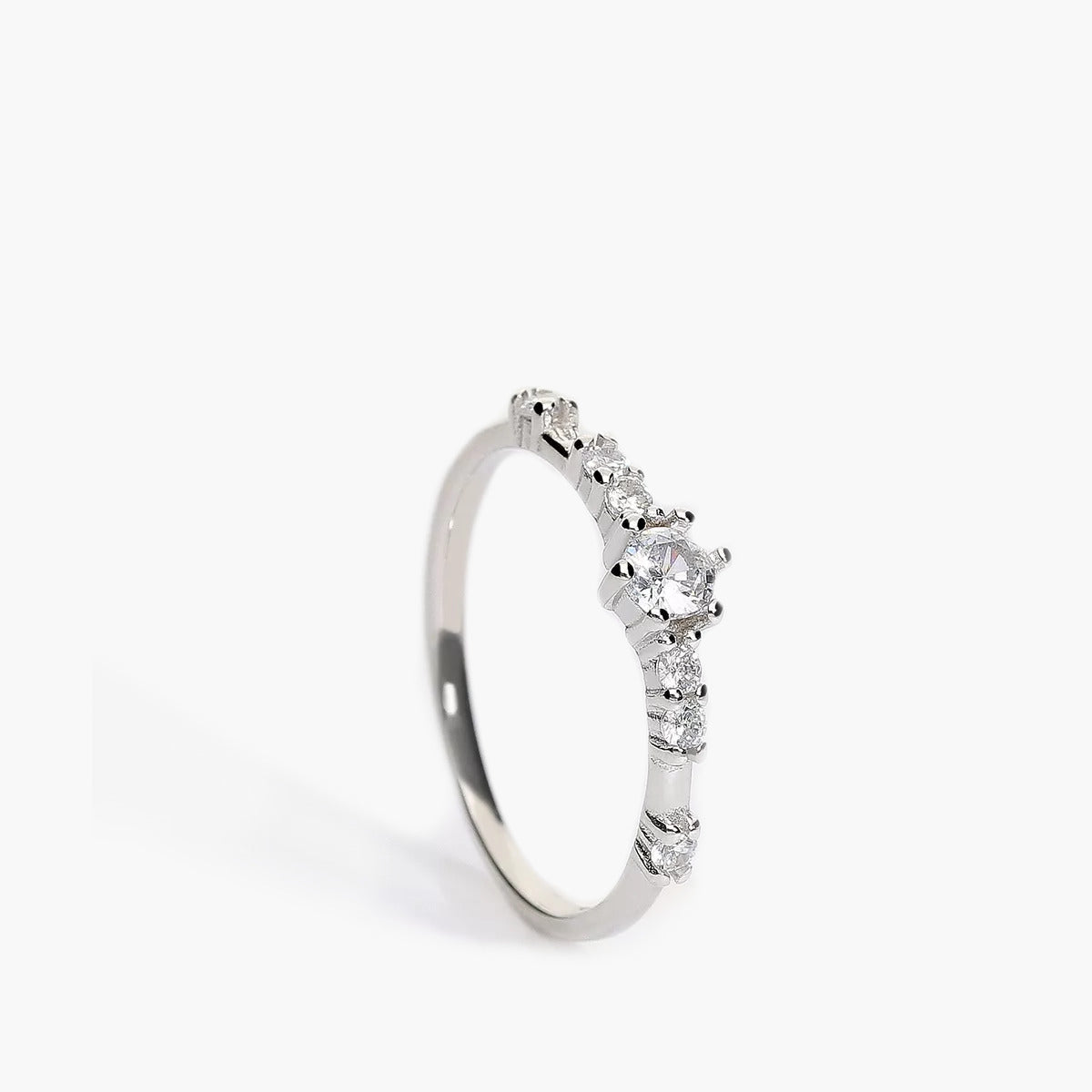 Elegante Anillo con Piedras